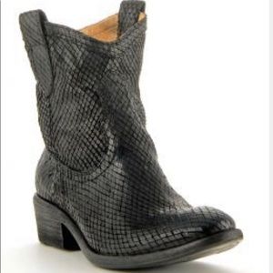 Frye Women’s Carson Shorties Black